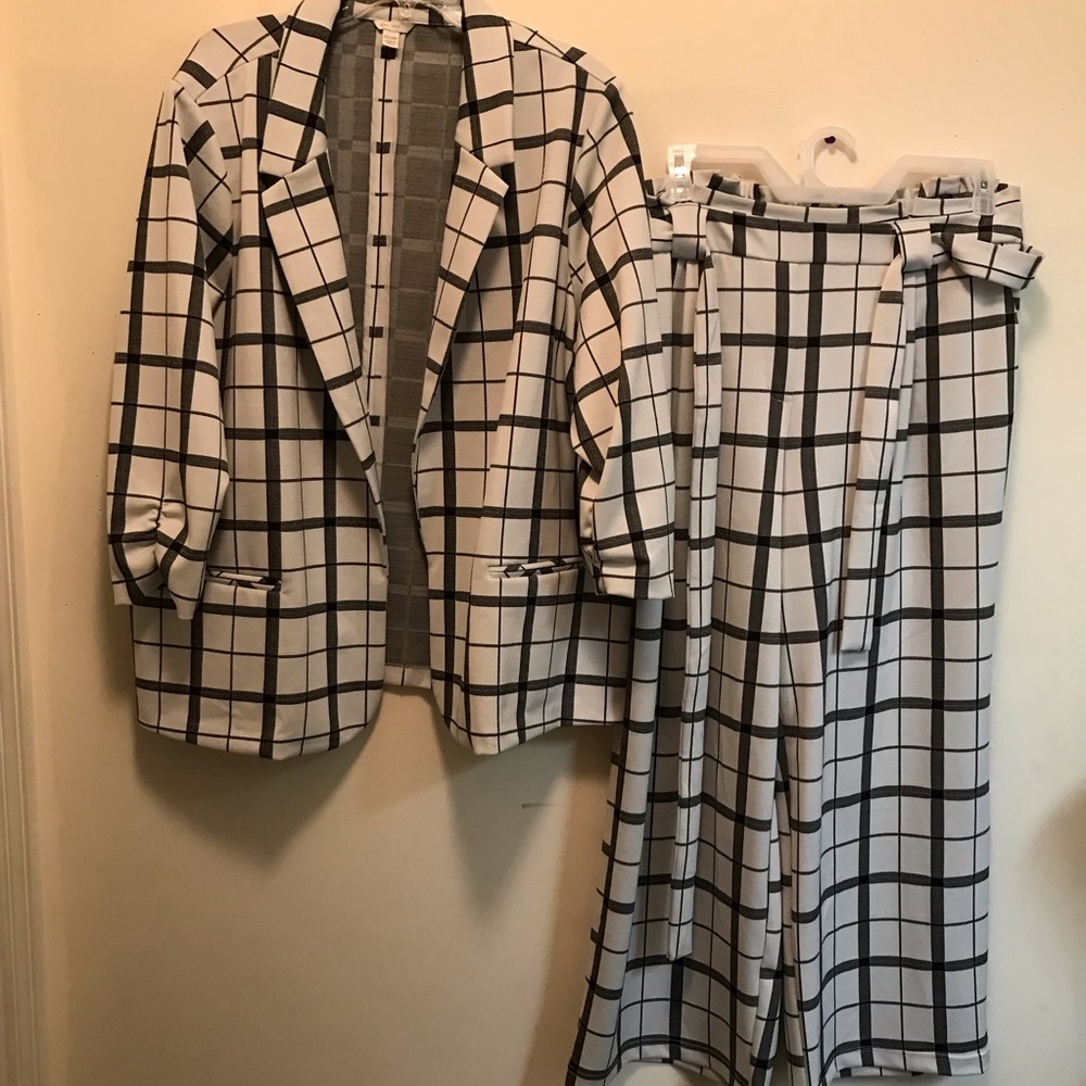 2 Piece Women Pant Suit stick pin tear on sleeve (see pic) pants 18-20 Top22-24